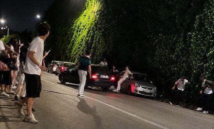 Auto contro gruppo di giovani dopo una rissa, panico a Taormina / Video
