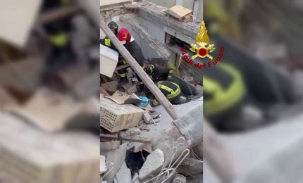 Palazzina crolla dopo un'esplosione nel Fermano, un morto e due feriti