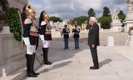 2 Giugno, Mattarella depone una corona d'alloro sulla tomba del Milite Ignoto