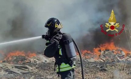 Incendio in un campo nomadi tra Settimo San Pietro e Selargius, le immagini