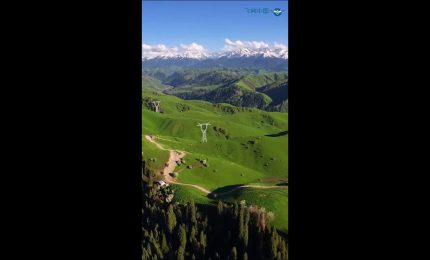 Cina, linea di trasmissione elettrica lunga 353 km attraverso i monti Tianshan