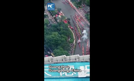 Cina, oltre 170 dragon boat sfilano nel centro di Guangzhou