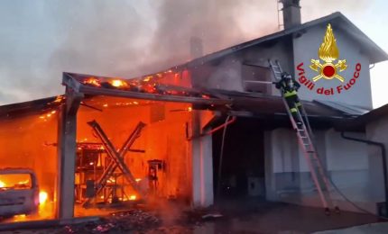Ad Aviano incendio in una rimessa agricola
