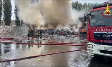 Incendio in una piattaforma ecologica alle porte di Milano, nessun ferito