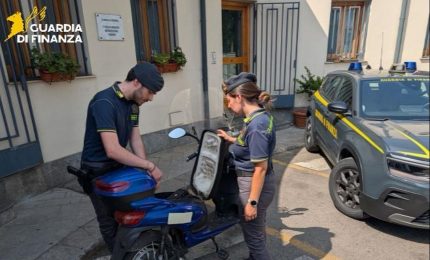 Scooter venduti come bici elettriche, maxi sequestro in tutta Italia / Video