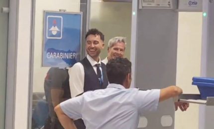 Lampedusa, in aeroporto tutti cantano Baglioni alla presenza del cantautore
