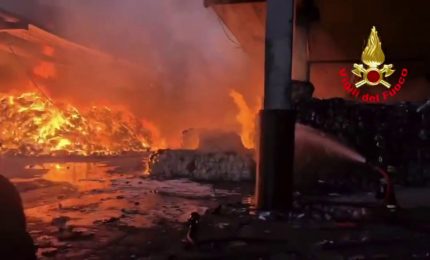 Incendio in un'isola ecologica nel Milanese, vigili del fuoco in azione
