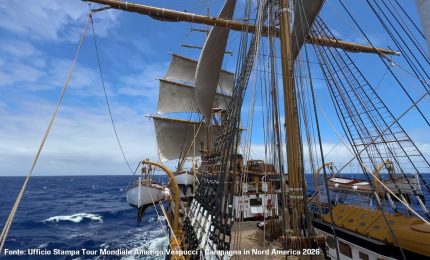 La Nave Amerigo Vespucci lascia Manhattan e viaggia verso Boston