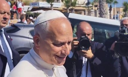 Papa Leone XIV arriva a Lampedusa e saluta i fedeli, le immagini