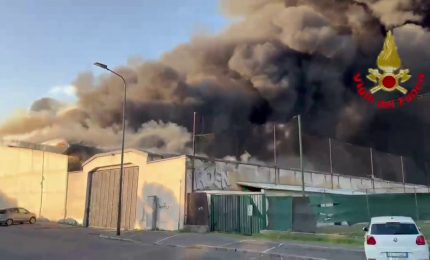Milano, scoppia un incendio all'interno di un capannone: le immagini