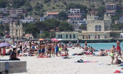 Turista morta nel mare di Mondello dopo aver accusato un malore