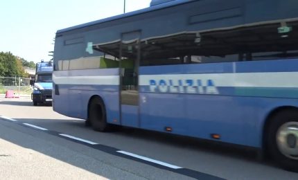 Immigrazione clandestina, espulsi 23 egiziani con charter da Malpensa