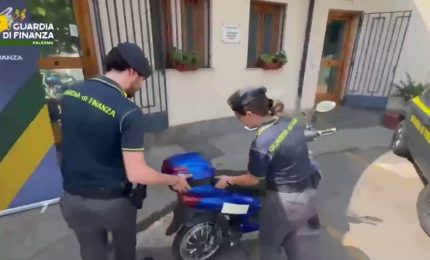 Scooter venduti come biciclette elettriche, maxi sequestro in tutta Italia