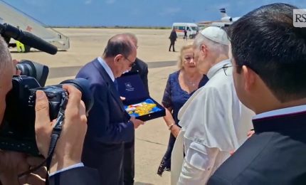 Lampedusa, il presidente della Regione Schifani dona simbolo Sicilia al Papa