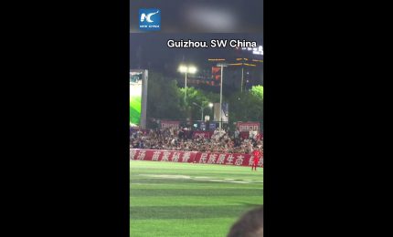 Cina, drone consegna il pallone alla finale della "Village Super League"