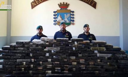 Napoli, maxi sequestro di cocaina occultata in autocisterna