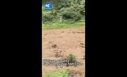 Cina, Gansu, corsa contro il tempo per i soccorsi dopo un'alluvione