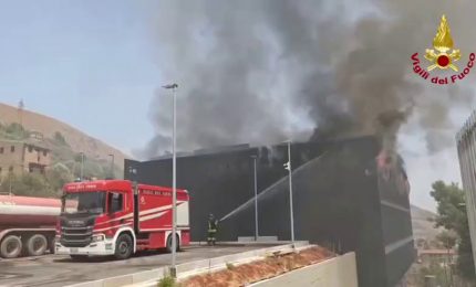 Incendio in attivit&agrave; commerciale nel Palermitano, le operazioni di spegnimento