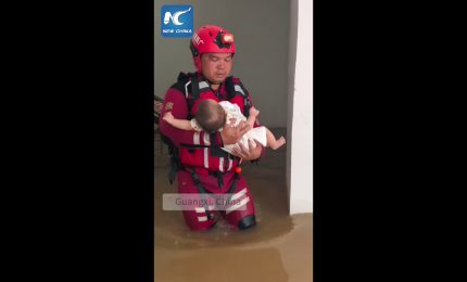 Cina, vigile del fuoco salva bimbo di tre mesi dalle inondazioni