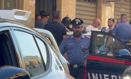 Omicidio a Palermo, l'uomo barricato si arrende e viene arrestato: le immagini