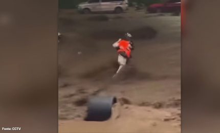 Inondazioni Cina,le immagini di un'automobilista salvata dalla furia delle acque