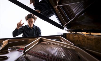 Il virtuosismo pianistico di Alessandro Taverna in concerto al Teatro Massimo