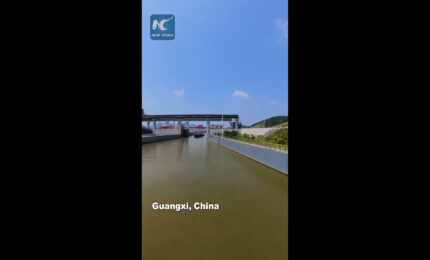 Cina, navi da 5.000 tonnellate attraversano una chiusa del Canale Pinglu