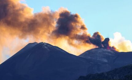 Attivit&agrave; eruttiva e cenere dall&rsquo;Etna, voli sospesi a Catania fino alle 2 del 15 agosto