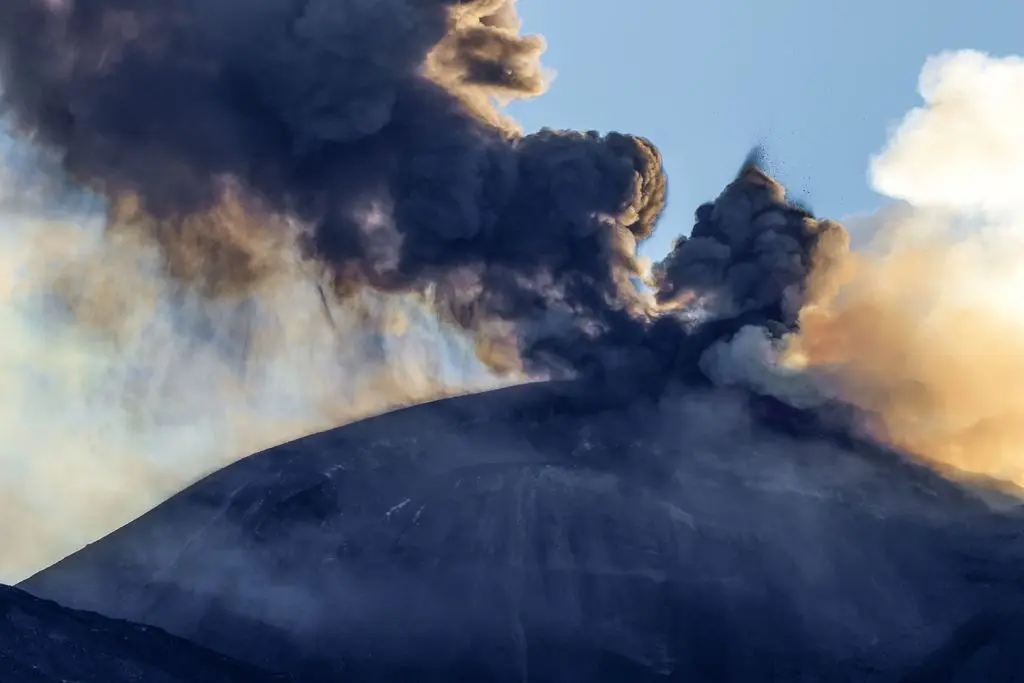 Attivit&agrave; eruttiva e cenere vulcanica dell&rsquo;Etna, stop ai voli in arrivo a Catania fino alle 17