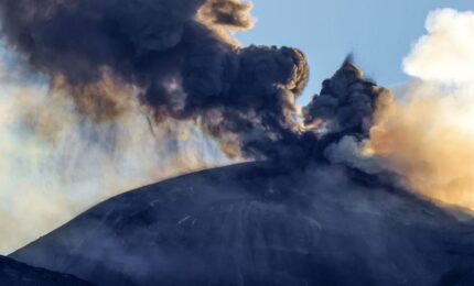 Attivit&agrave; eruttiva e cenere vulcanica dell&rsquo;Etna, a Catania stop ai voli in partenza e in arrivo sino alle 6 di marted&igrave;