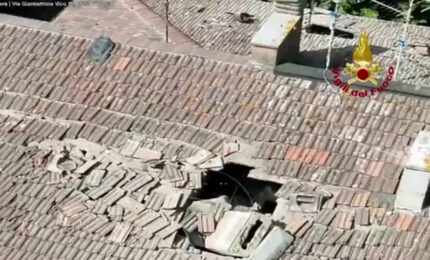 Esplosione in una palazzina di Perugia, due feriti gravi: le immagini
