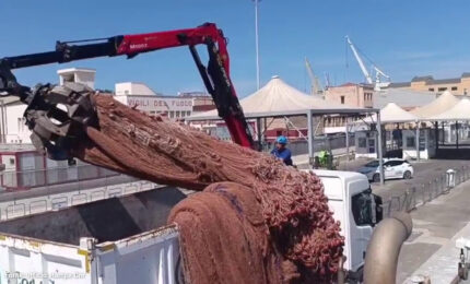 Recuperata "rete fantasma" di 4 tonnellate nelle acque del Tirreno meridionale