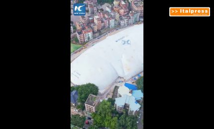 Cina, a Guangzhou una cupola gonfiabile copre un cantiere