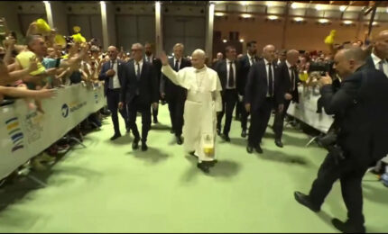 Il popolo del Meeting di Rimini accoglie Papa Leone XIV