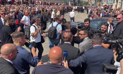 Cardinale contestato dai tifosi del Milan ai funerali di Baresi