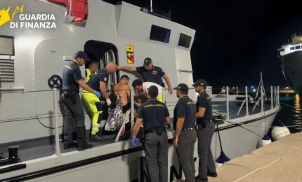 Barca distrutta da un incendio al largo di Marsala, la Guardia di Finanza salva un uomo / Video