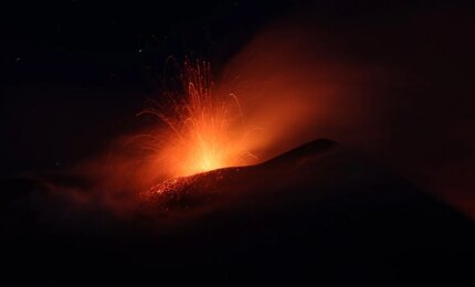 Etna, aperta una nuova bocca eruttiva nella Valle del Bove: a Catania stop ai voli in arrivo sino alle ore 19