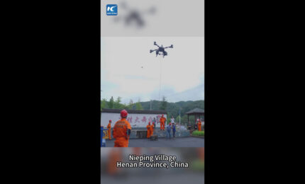 Cina, drone per carichi pesanti consegna rifornimenti a villaggio alluvionato