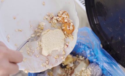 Estate e spreco alimentare, in vacanza si butta via il 30% in pi&ugrave; di cibo