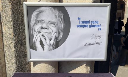 Don Mazzi, l'ultimo saluto a Milano sulle note di "Io vagabondo"