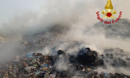 Incendio nella zona industriale di Catania, coinvolta una ditta di materiale plastico
