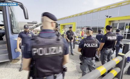Immigrazione, 23 cittadini egiziani rimpatriati a Il Cairo con volo charter