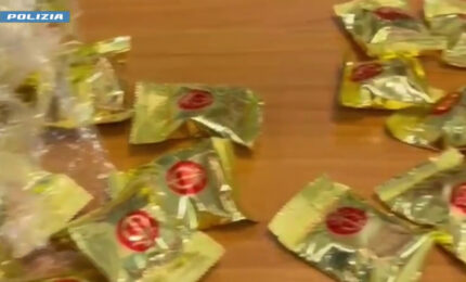 Nascondeva 5 Kg di Cocaina nei biscotti della fortuna, arrestata a Fiumicino