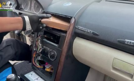 Catania, due chili di cocaina nascosti nel cruscotto dell'auto