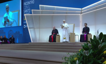 Papa al Meeting "Prima di confini e istituzioni ci sono sempre le persone"