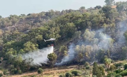 Incendi nel Nisseno, elicotteri della Forestale in azione per spegnere le fiamme