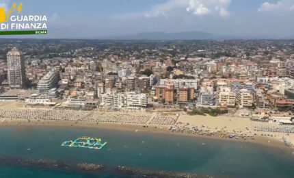 Controlli Gdf litorale sud romano, sequestrati 21 mila articoli contraffatti