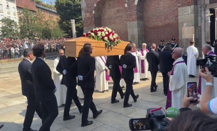 Cori e commozione all'arrivo del feretro di Franco Baresi a Sant'Ambrogio