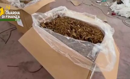 Roma, maxi sequestro di tabacco in un capannone