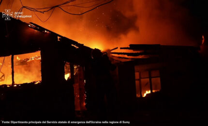 Ucraina, le immagini degli incendi dopo un attacco russo nella citt&agrave; di Sumy